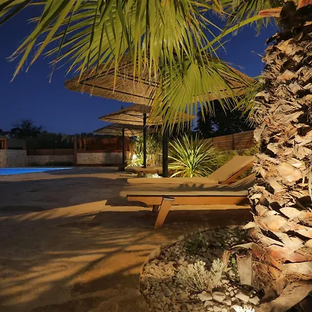 Apartment Lojena, Luxury With Jacuzzi Id 112 Murter