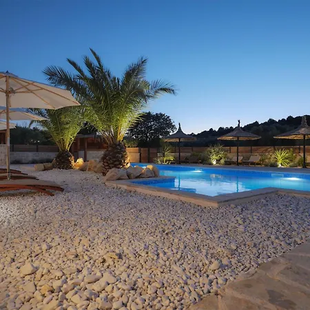 Apartment Lojena, Luxury With Jacuzzi Id 112 Murter