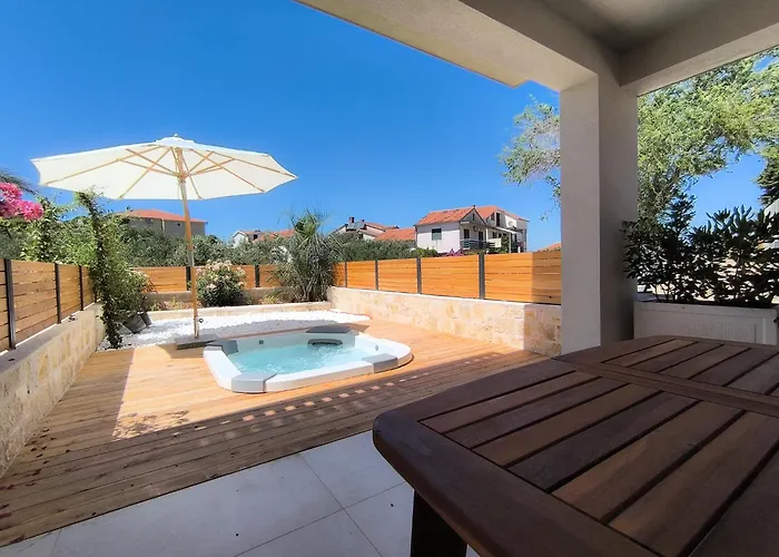 Lojena, Luxury With Jacuzzi Id 112