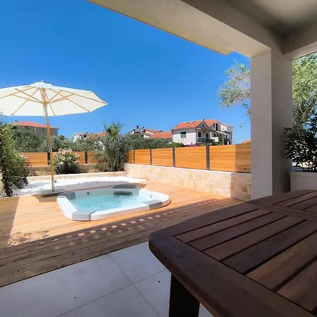 Lojena, Luxury With Jacuzzi Id 112